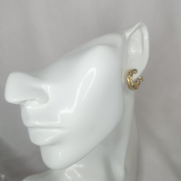 Vintage 1980s Trifari Gold Tone Textured Braided Clip-On Hoop Earrings EUC 3/4" - Picture 7 of 9